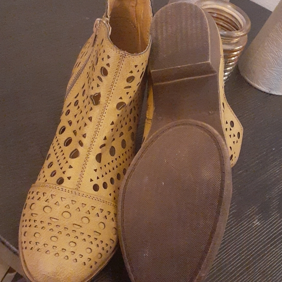 Cloud Walkers Women's Booties - Picture 3 of 3